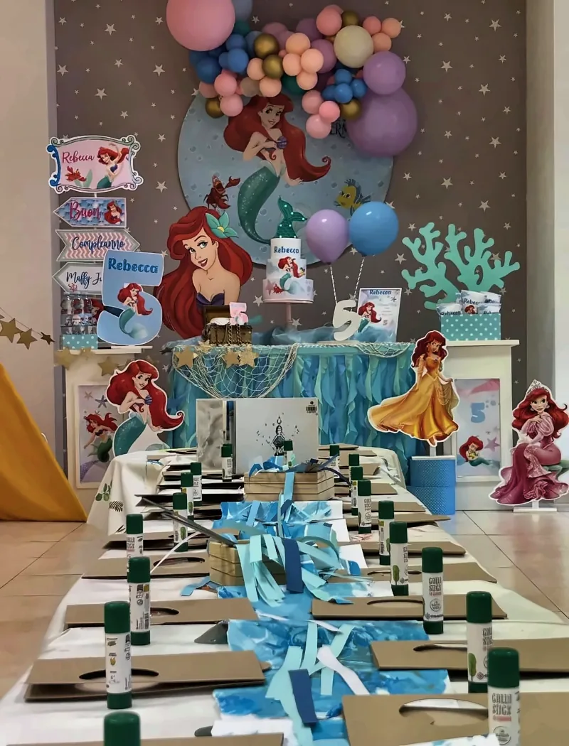 La tavolata del laboratorio a tema sirenetta, con i posti già pronti per ogni bambino