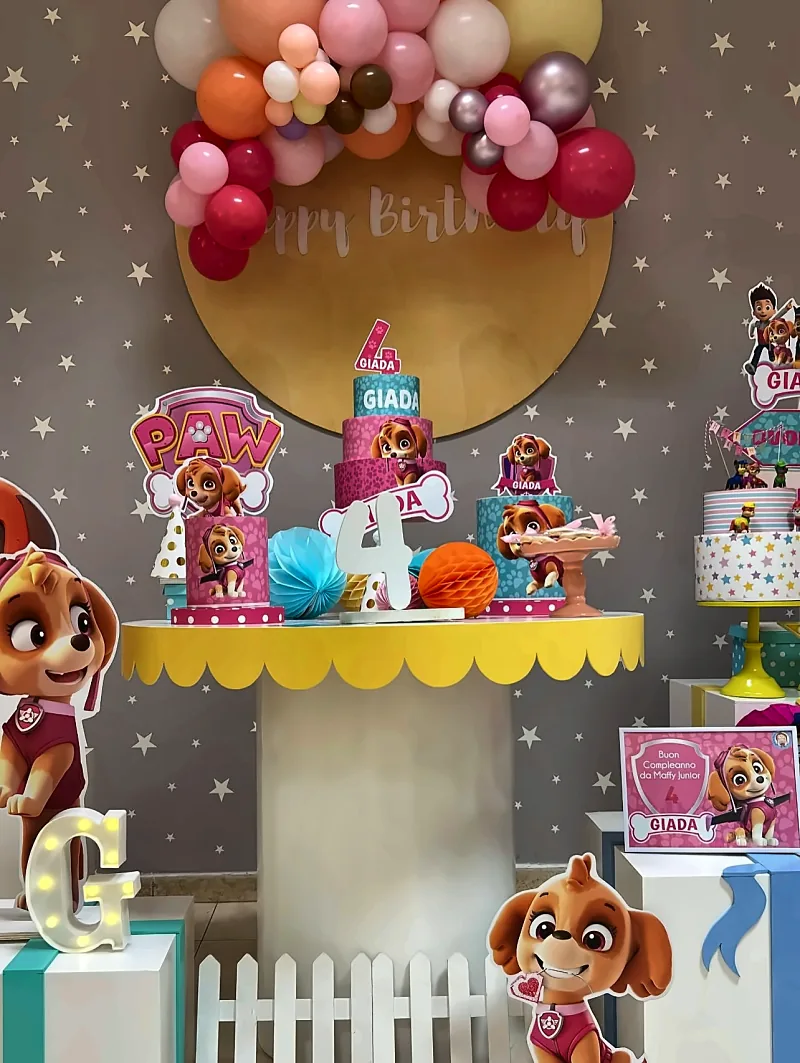 Torte e sagome a tema Paw Patrol, con i cartelli col nome della festeggiata
