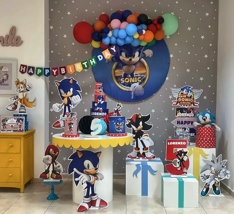 Allestimento a tema Sonic, con sagome dei personaggi e la torta su tre piani