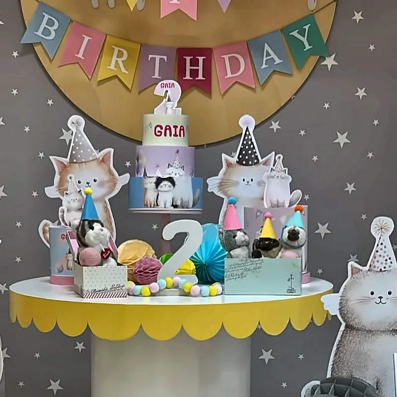La torta a tema gattini con il nome della festeggiata e la candelina a forma di 2