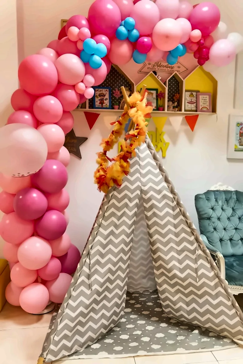 La tenda indiana sotto l'arco di palloncini rosa